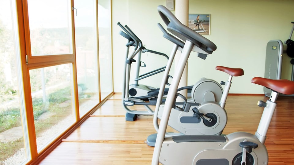 Blick in ein Fitnesscenter mit Ergometern