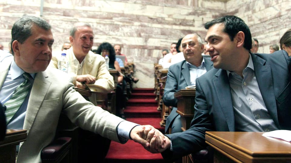 Alexis Tsipras hält Händchen mit einem Syriza-Abgeordneten