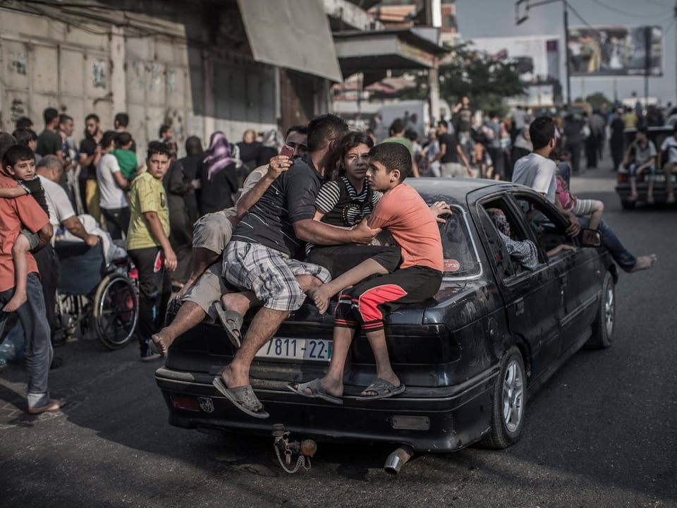 Auto mit fliehenden Palästinensern in Gaza