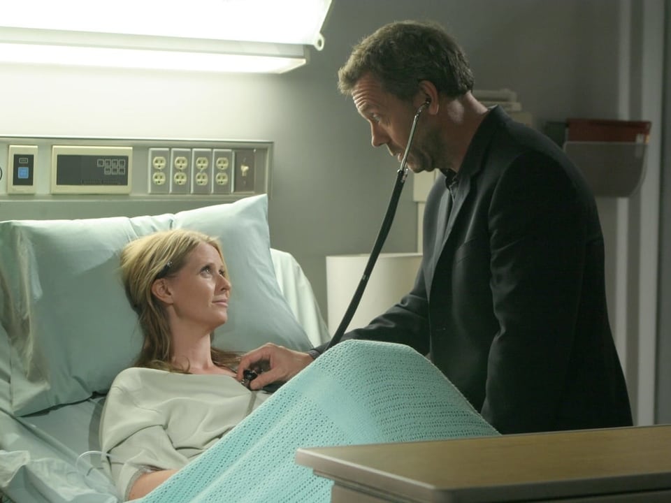 Dr. House untersucht eine Patientin mit dem Stethoskop.