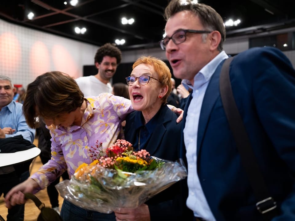 Eva Herzog schreit vor Freude, neben ihr ist SP-Regierungsrat Kaspar Sutter