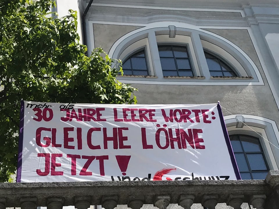 Plakat in Schwyz mit der Aufschrift: 30 Jahre leere Worte - gleiche Löhne jetzt!
