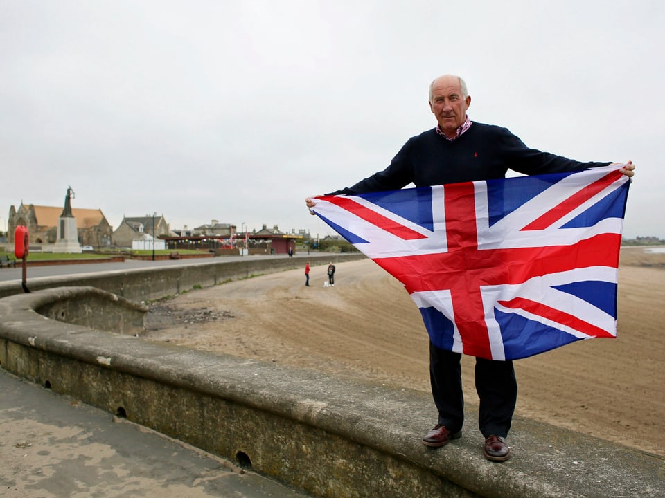 Rentner Ken Brown posiert mit der Union Jack, Nationalflagge des Vereinigten Königreichs Grossbritannien und Nordirland. (reuters)