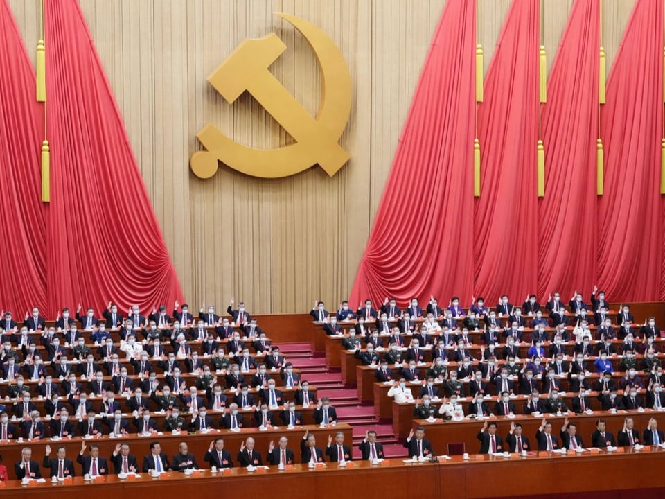 Plenarsaal auf dem chinesischen Nationalkongress. Im Hintergrund: Hammer und Sichel