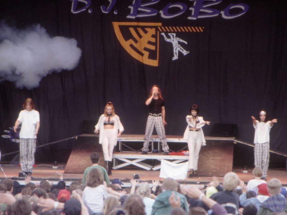 DJ Bobo in frühen Jahren auf der Bühne.