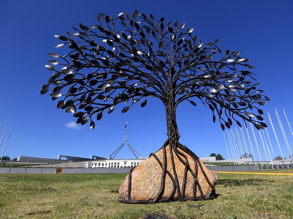 Eine Skulptur vor dem Parlament in Canberra erinnert an den tausendfachen sexuellen Missbrauch.
