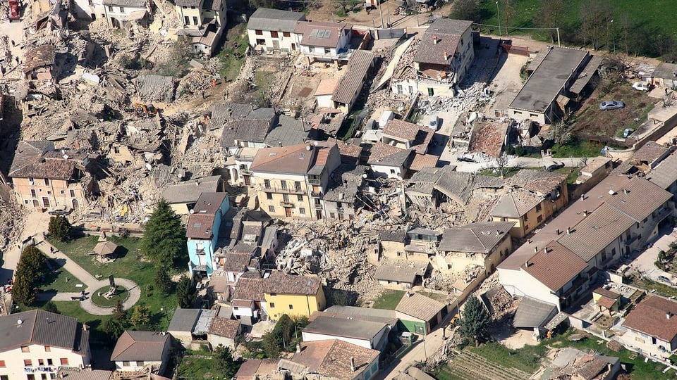 Luftbild von L'Aquila im April 2009.
