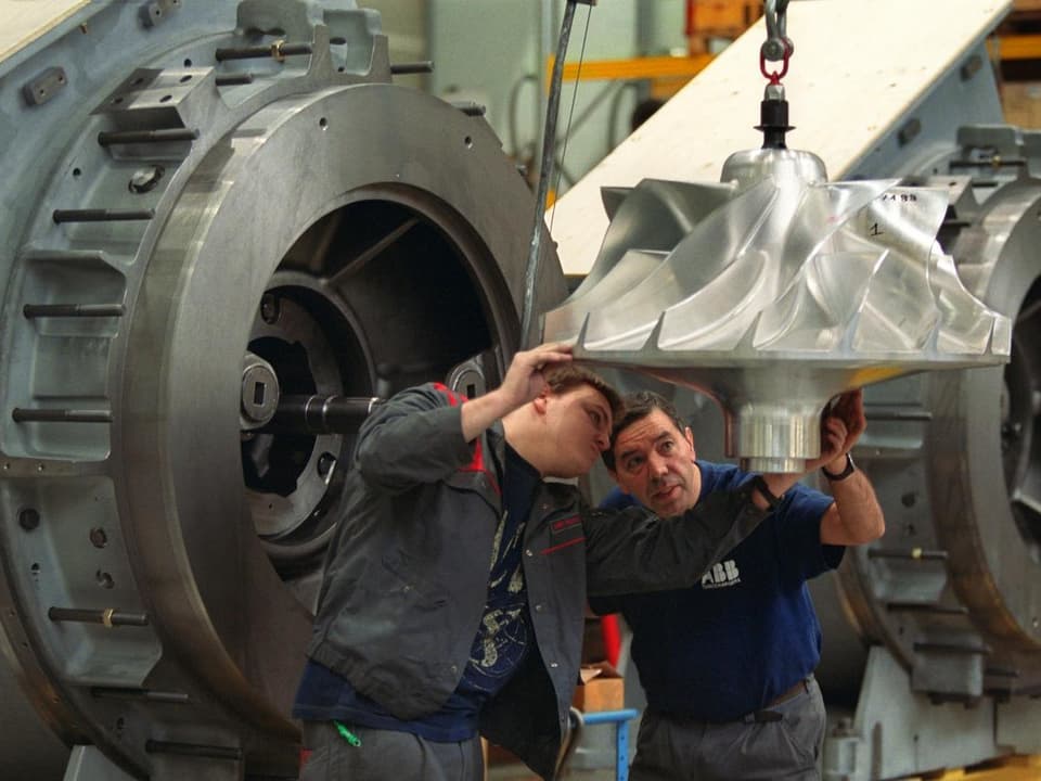 Montagevorbereitung eines Verdichterrades fuer Turbolader im ABB-Werk Baden, aufgenommen am 8. November 2001.