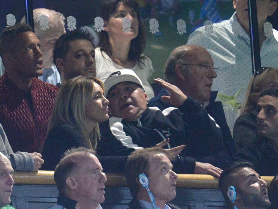 Fussball-Legende Diego Armando Maradona verwirft beim Spiel Argentinien - Australien die Hände.