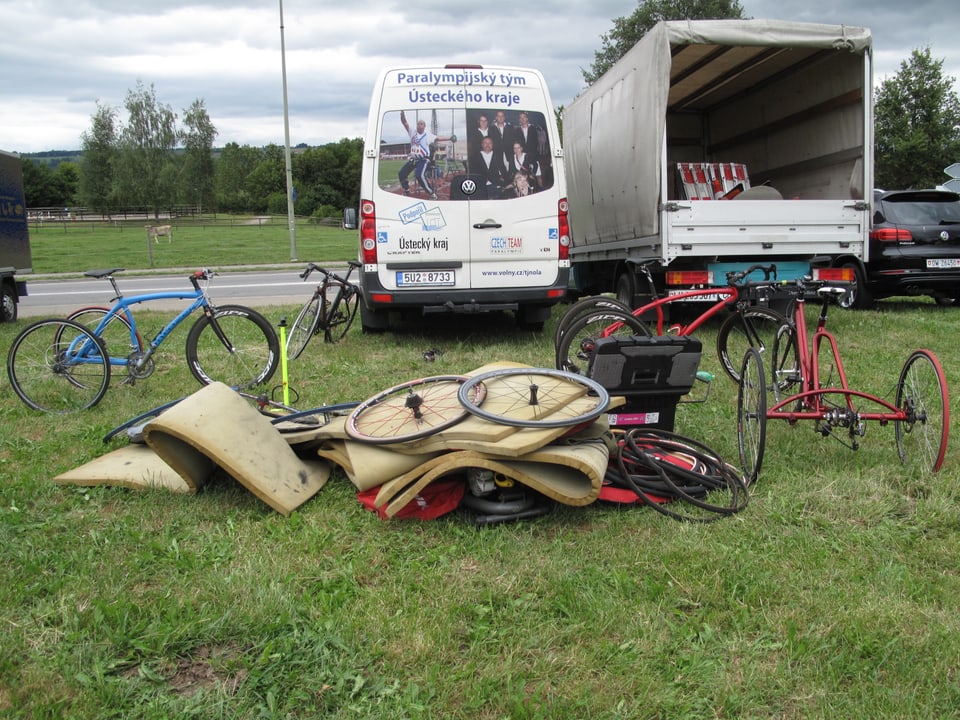 Teambus und Velos für die Athleten an der Paracycling WM in Nottwil. 