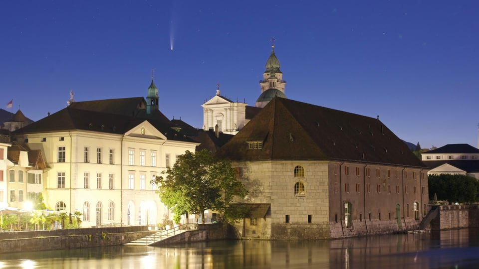 Komet Neowise über der St. Urseren Kathedrale in Solothurn.