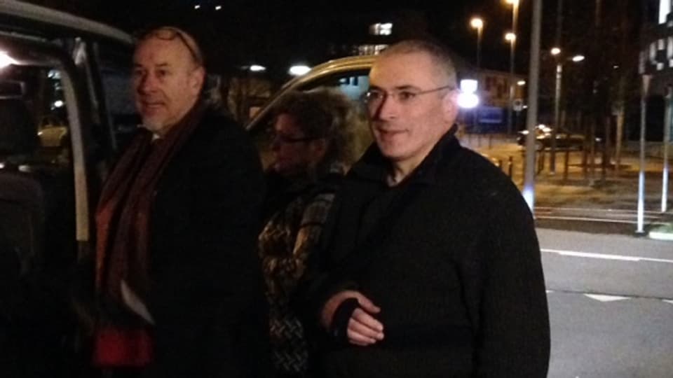 Chodorkowski mit Armbinde bei seiner Ankunft in Basel.