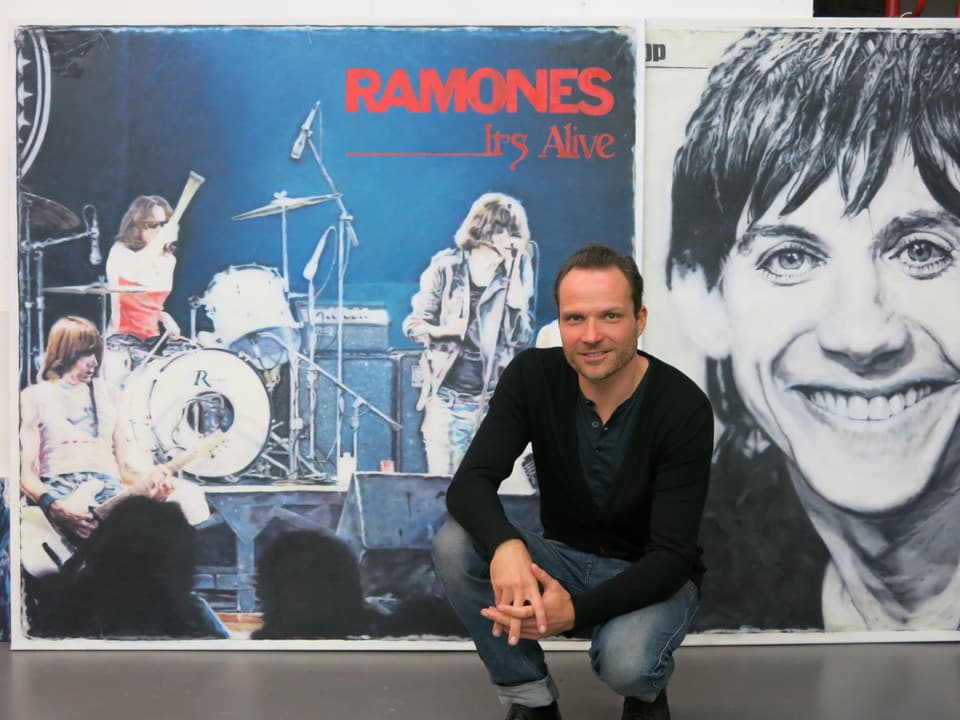 Künstler Mart Meyer vor übergrossen Bildern von Iggy Pop und den Ramones