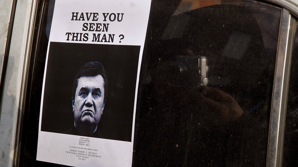 Ein Fahnundsfoto von Janukowitsch auf einem Auto.
