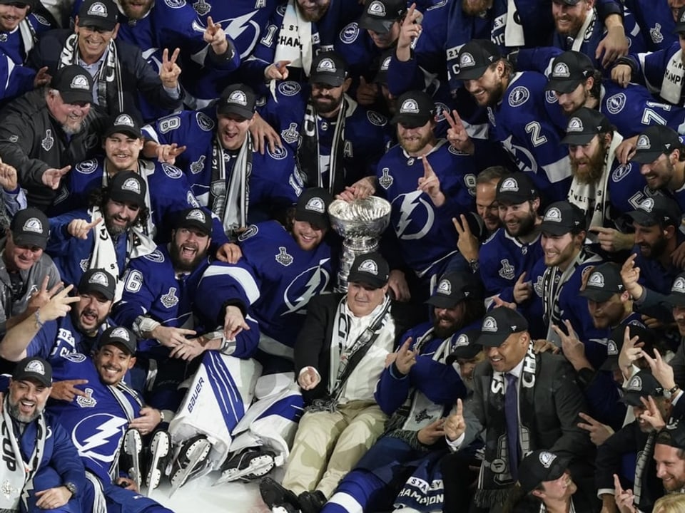 Teamfoto der Tampa Bay Lightning mit dem Stanley Cup