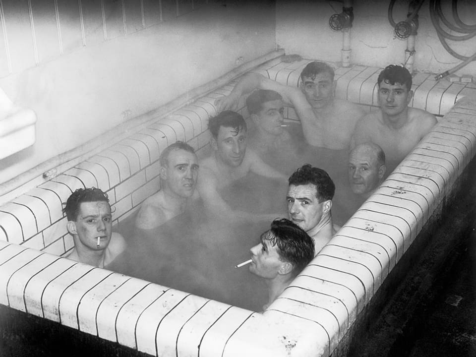 Rauchend in der Dampfwolke der Badewanne: die Spieler von Ipswich Town.