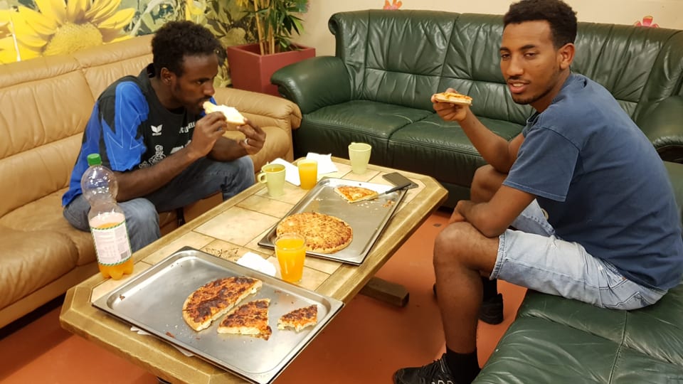 Zwei Männer essen Pizza