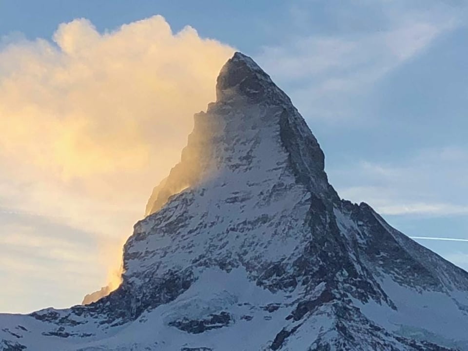 Bannerwolke (Fahnenwolke) am Matterhorn, welche von der Sonne durschienen wird. Infos: www.srf.ch/meteo/meteo-news/bannerwolke-wolke-einer-fahne-gleich