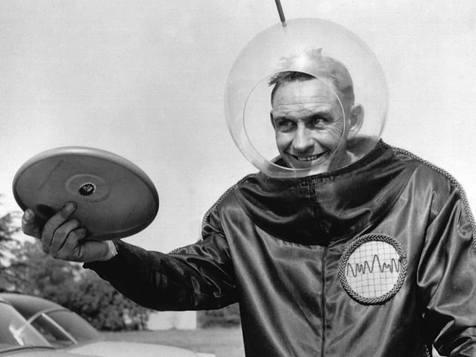 Walter Frederick Morrison schwingt die Werbetrommel für seine «Pluto Platters».