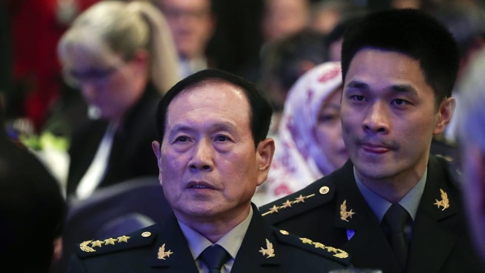 Der chinesische Verteidigungsminister Wei Fenghe mit einem Übersetzer.