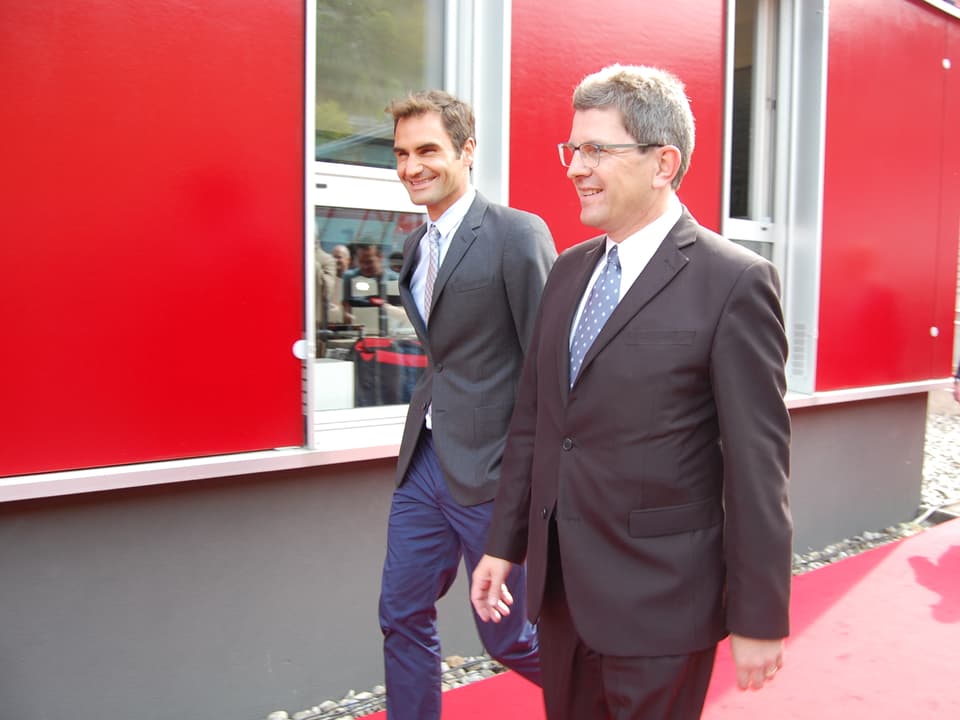  Roger Federer und Stadtpräsident Erich Fehr auf dem Weg zum Rednerpult.