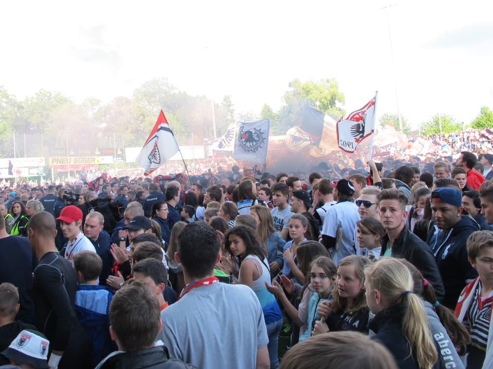 Tausende Fans des FC Aarau stürmten aufs Spielfeld