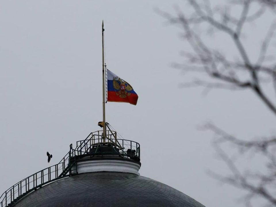 Eine russische Nationalflagge auf der Kuppel des Kreml-Senatsgebäudes steht auf halbmast.