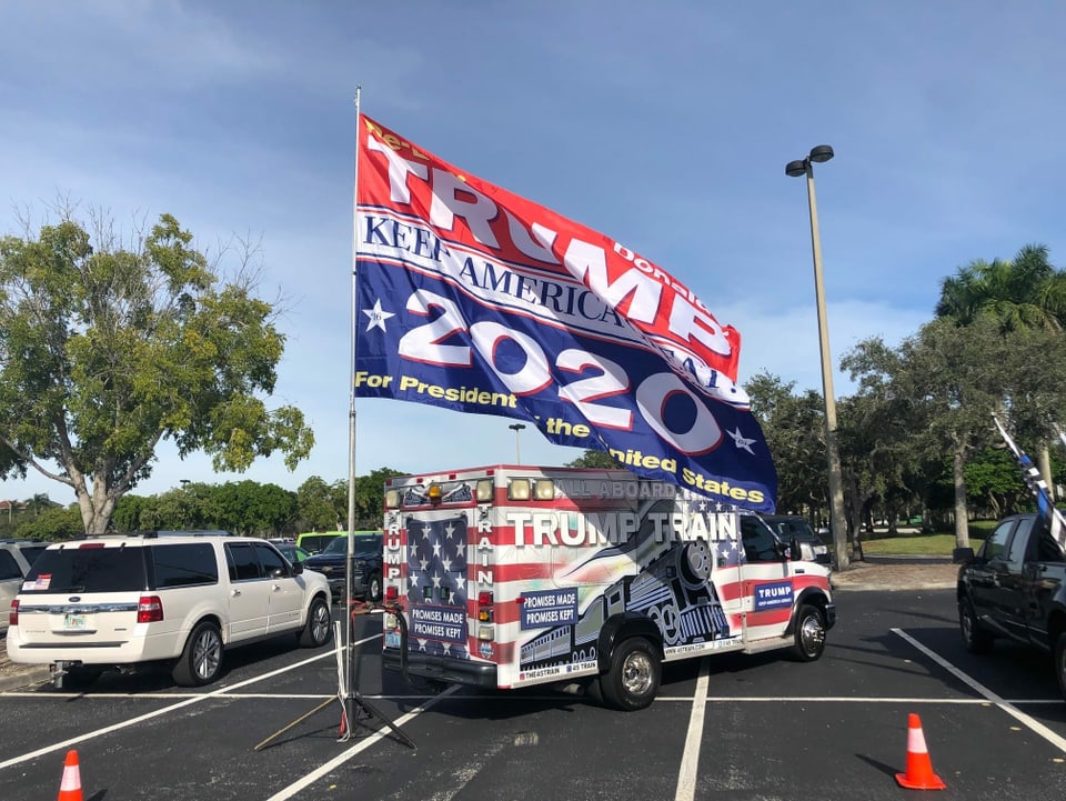 Trump-Fahne auf einem Parklpatz vor einer Rally in Florida.