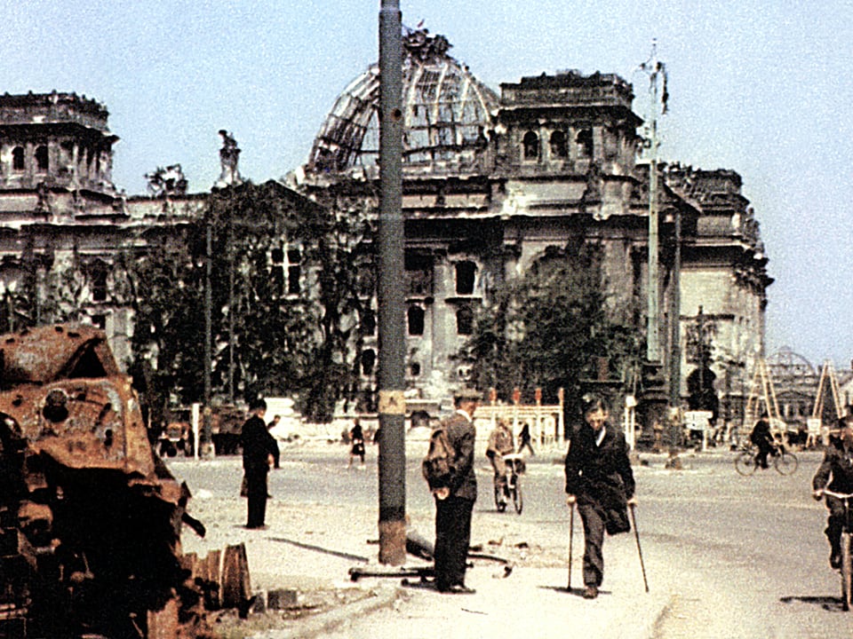 Der Reichstag mit beschädigter Kuppel.