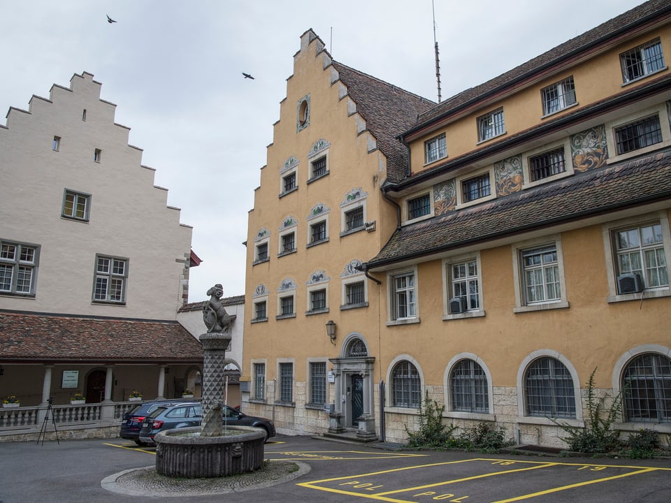 Zwei alte Gebäude in der Altstadt von Schaffhausen