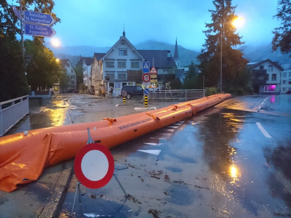 Überschwemmte Strasse im Kanton St. Gallen. 