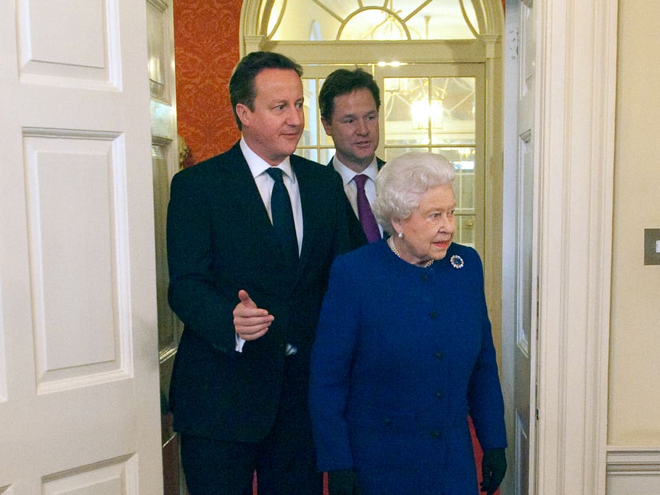 Die Queen, David Cameron und Nick Clegg kommen durch eine Tür
