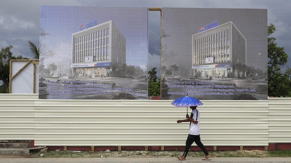Ein Mann geht an einem Entwicklungsstandort für eine chinesische Investmentbank in Nuku'alofa, Tonga, vorbei.