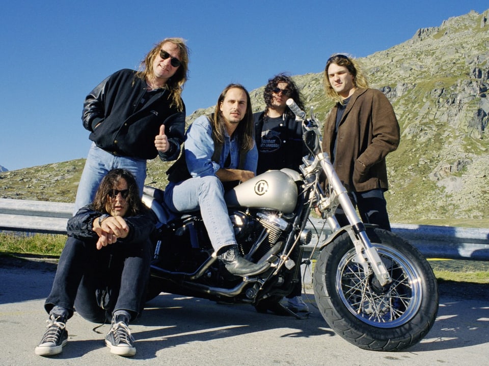 Von links, Mandy Meyer (sitzend), Leo Leoni, Steve Lee, Hena Habegger, Marc Lynn neben einem Motorrad.