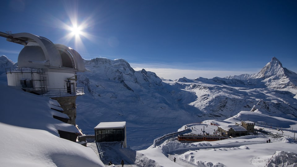 Observatorium in verschneiter Landschaft