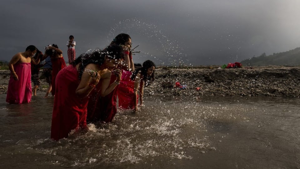 Frauen waschen sich in einem Fluss