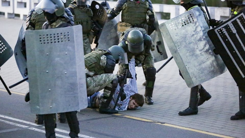 Ein Demonstrant wird verhaftet