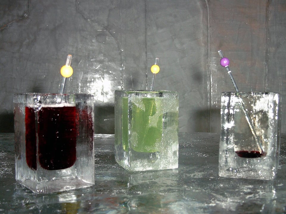 Gläser aus Eis, die farbige Getränke enthalten.