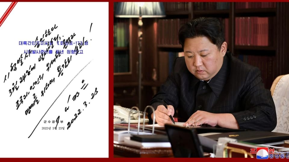 Kim Jong Un am Schreibtisch mit einer 