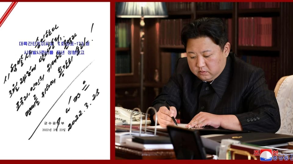 Kim Jong Un am Schreibtisch mit einer