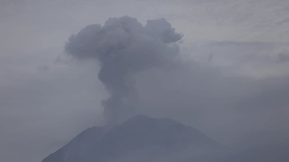 Vulkanausbruch von Flugzeug aufgenommen