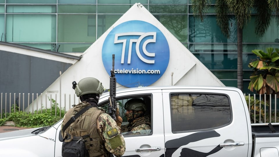 Soldaten vor dem TV-Gebäude in Guayaquil.