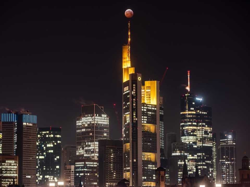 Der Blutmond prangt über dem Finanzdistrikt in Frankfurt (D). 