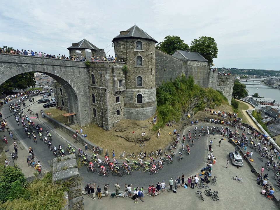 Fahrer schlängeln sich um die Zitadelle in Namur.