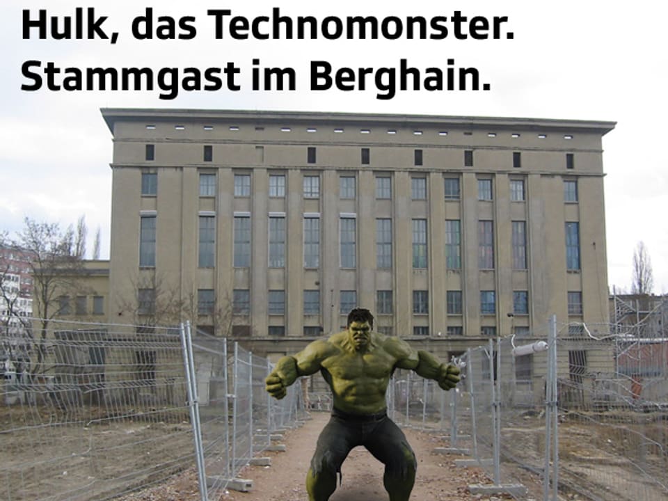 Der wütende Hulk steht vor dem Berghain und ballt die Fäuste