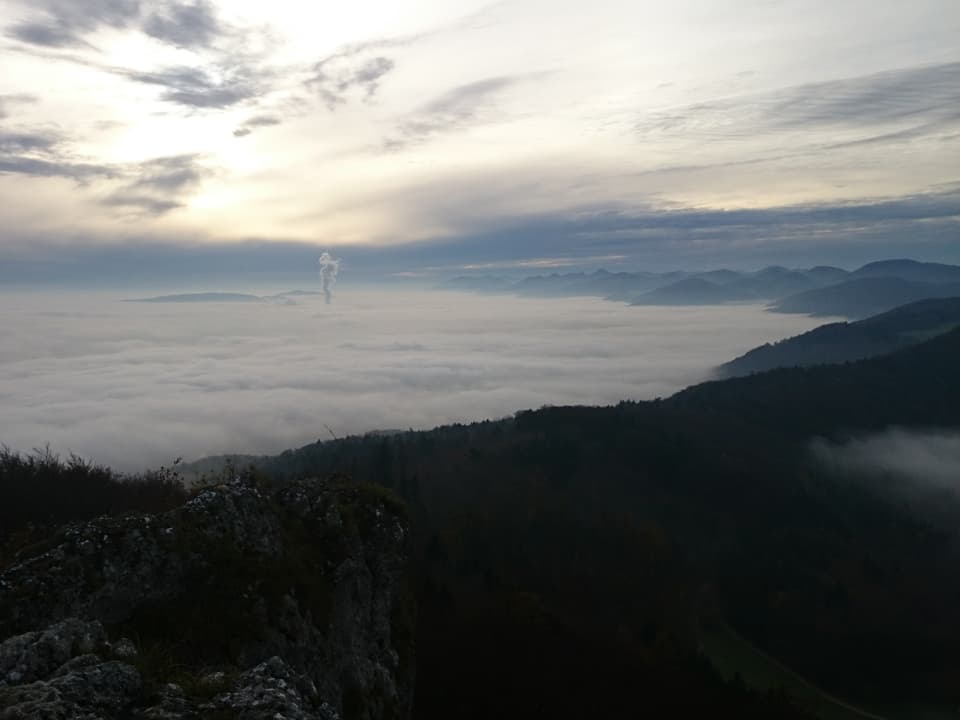 Wie eingebettet liegt der Nebel im Mittelland flankiert vom Jura. In der Höhe hat es einen hohen dichten Wolkenschleier.