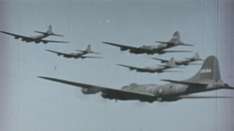 Bild schwarzweiss: Fünf Kampfflugzeuge aus den Vierzigerjahren.