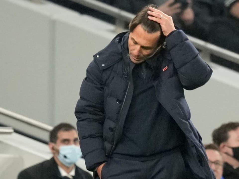 Antonio Conte rauft sich die Haare.