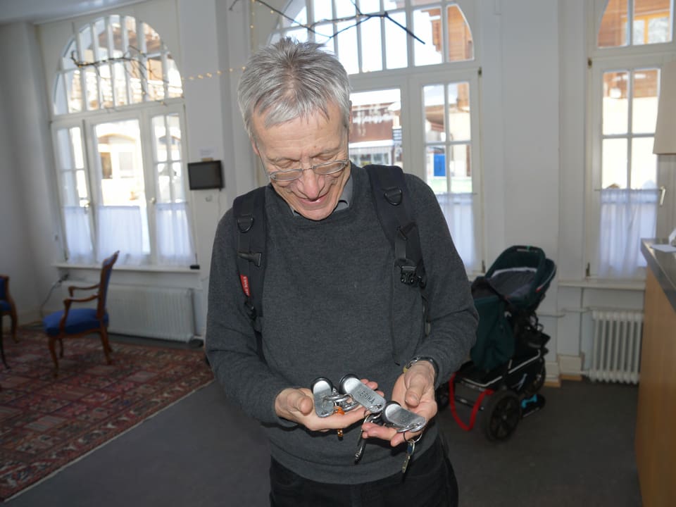Peter Vollmer hält Zimmerschlüssel in der Hand.