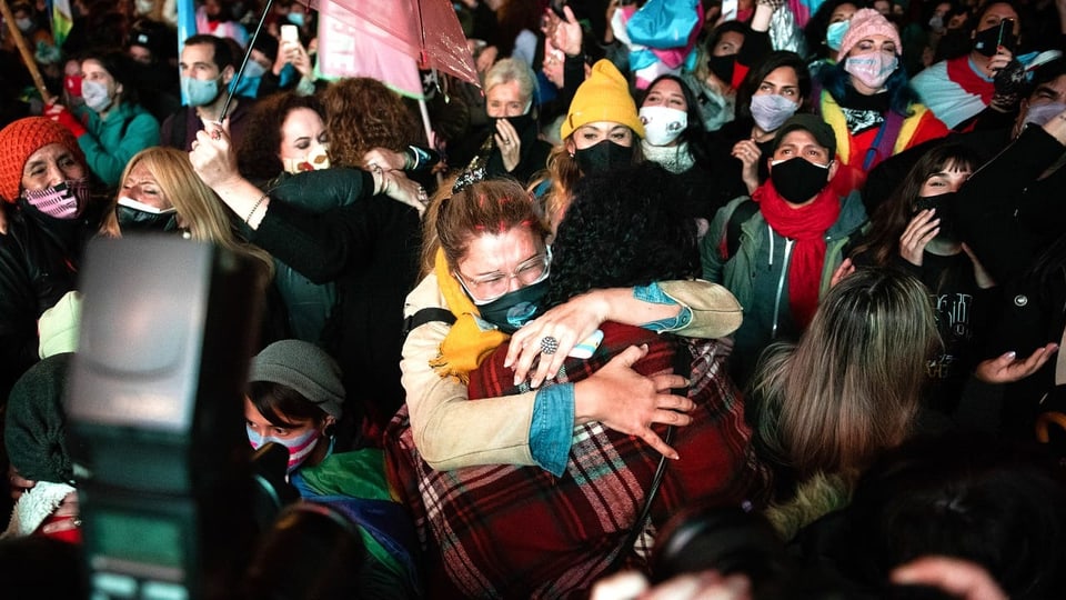 Menschen umarmen sich in Buenos Aires.